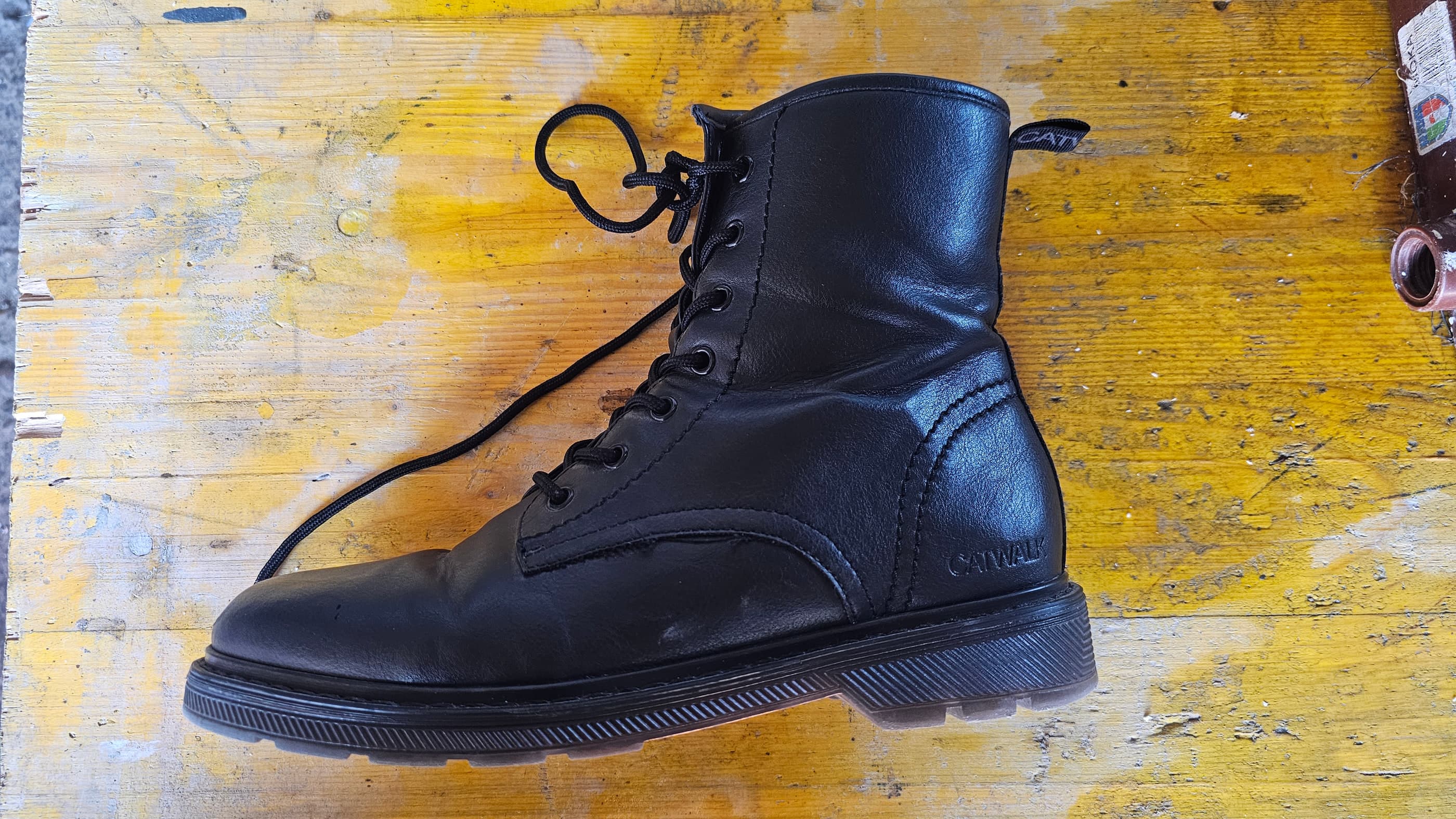 Una de las botas de partida, de piel, antes de montarle el mecanismo por dentro.