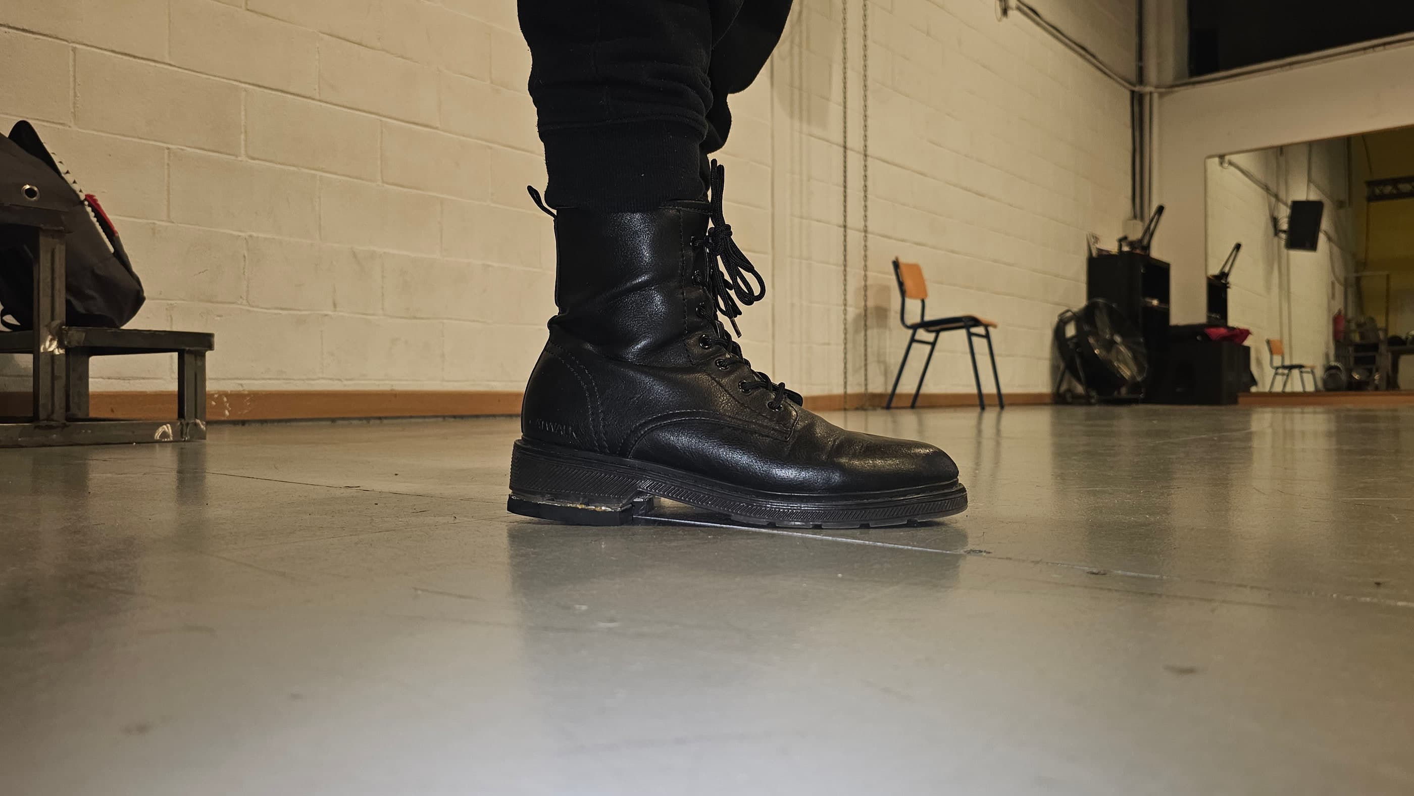 Las botas puestas y de pie; por fuera no se nota nada, son unas botas normales.
