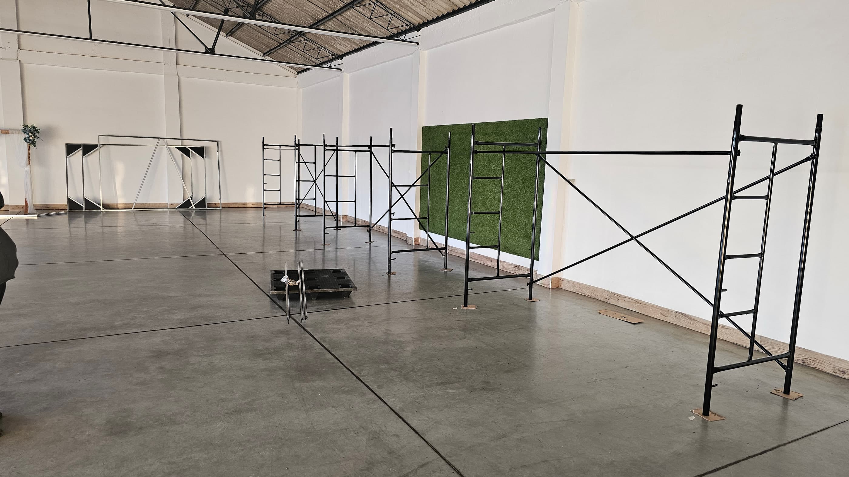 Los bastidores y los andamios alineados en el taller antes del montaje.