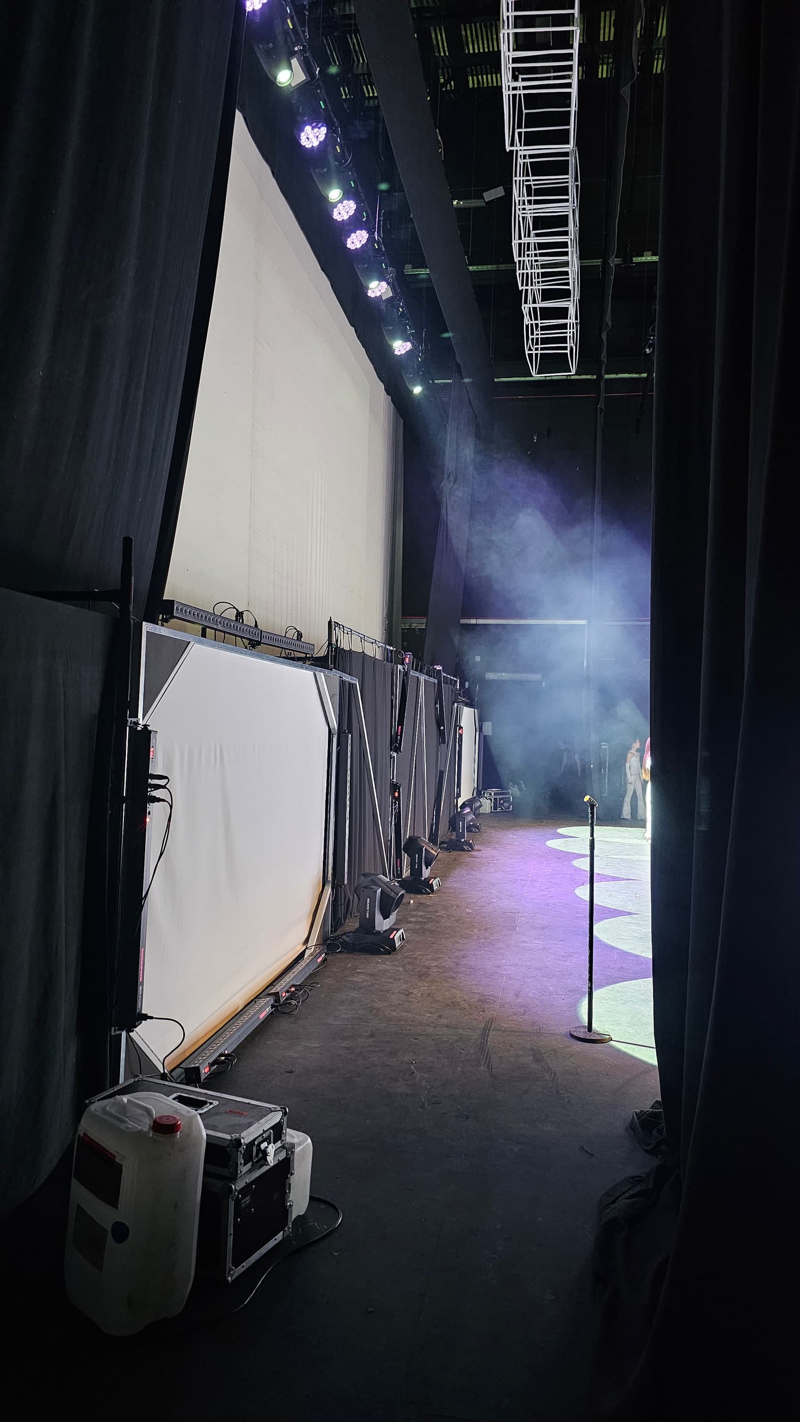El decorado visto desde un lateral, con los focos móviles, el humo y los paneles encendidos.