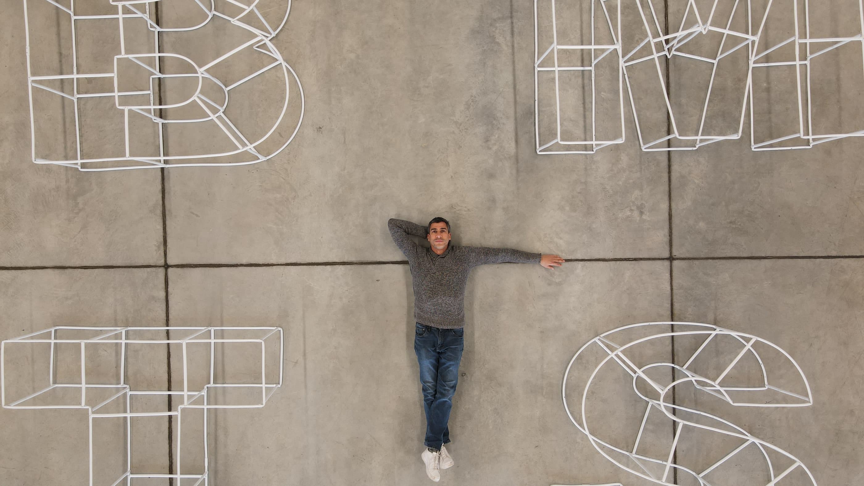 Bernardo junto a las letras de tubo que ha construido, en el espacio de montaje.