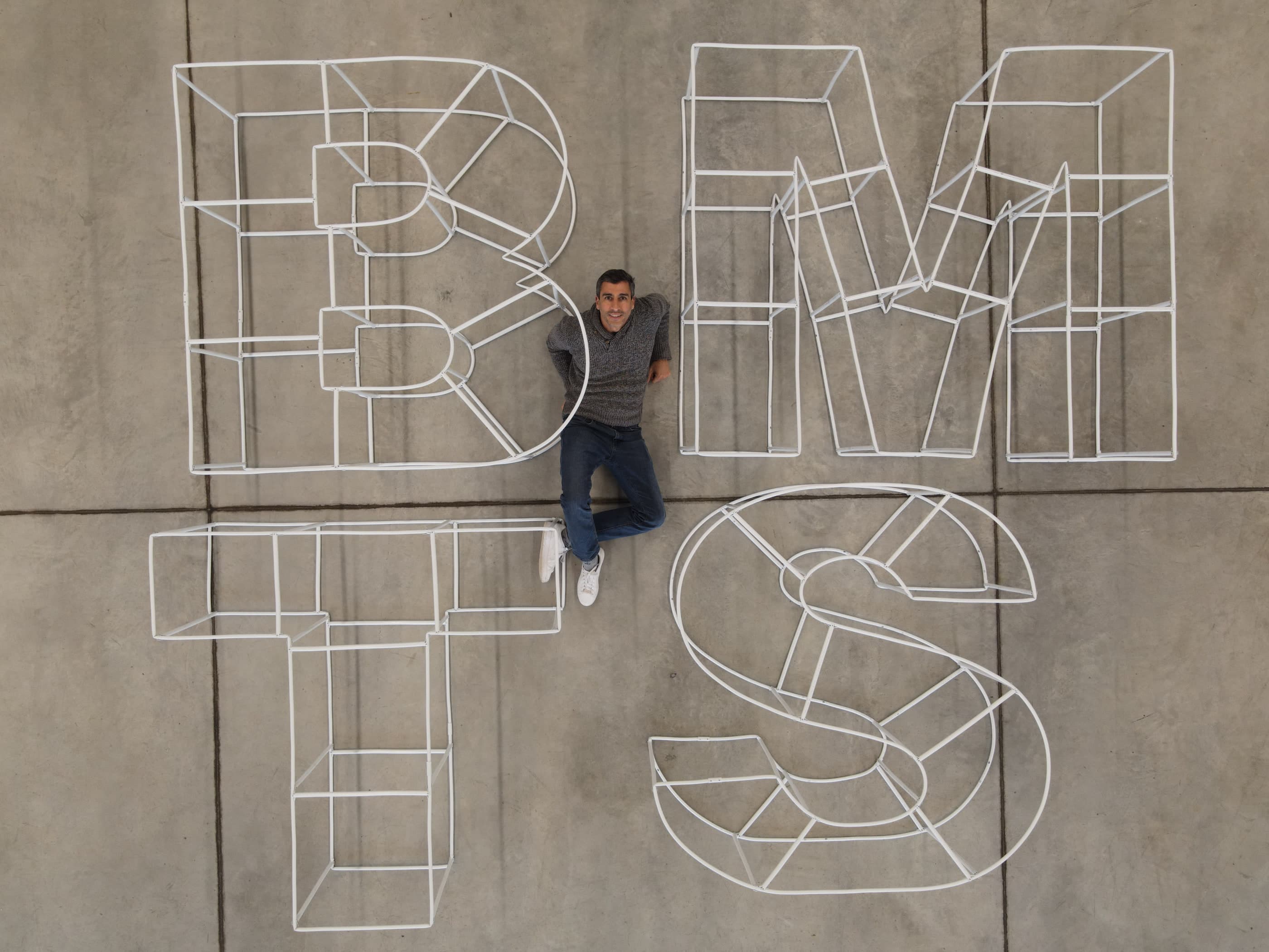 Detalle aéreo del entramado de tubo que forma cada letra en tres dimensiones.
