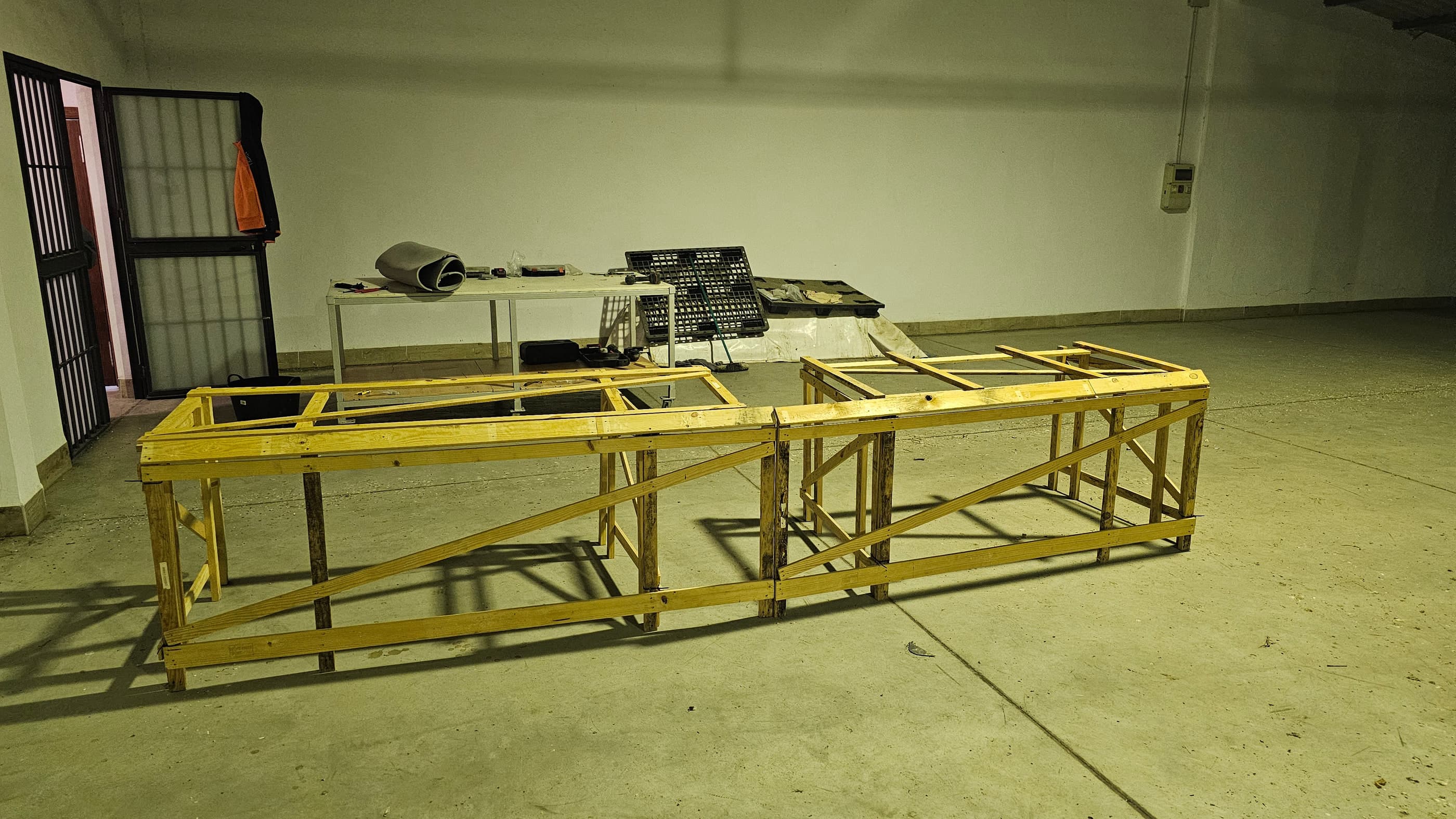 El esqueleto de madera del radiocasete en el taller, que revela su tamaño real.