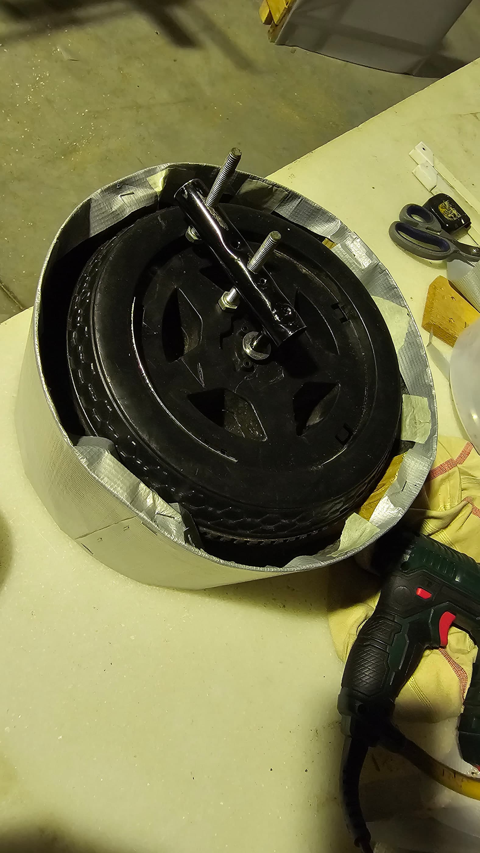 Detalle del montaje de un altavoz, forrado a mano dentro de su aro.