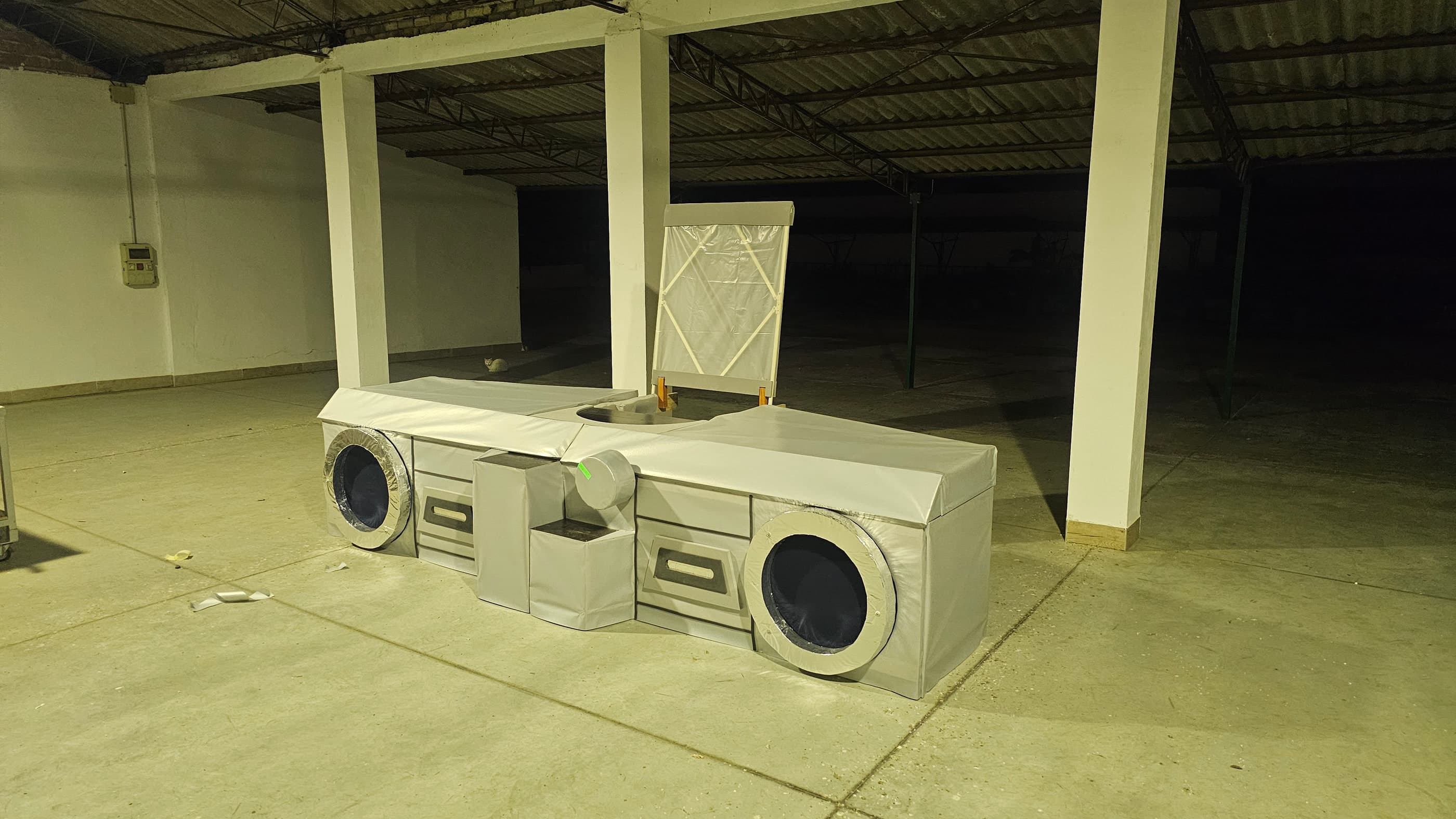 El radiocasete acabado en penumbra, con los altavoces, las pletinas y los diales resueltos uno a uno.