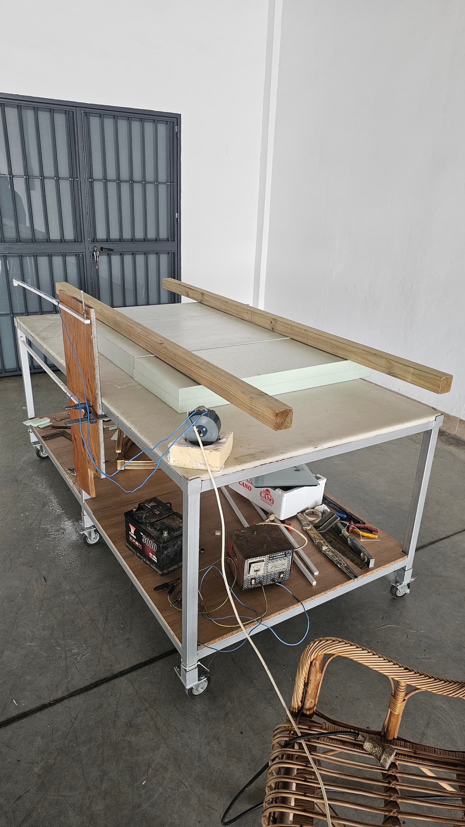 La estructura del trono montada sobre ruedas en el taller, antes del acabado.